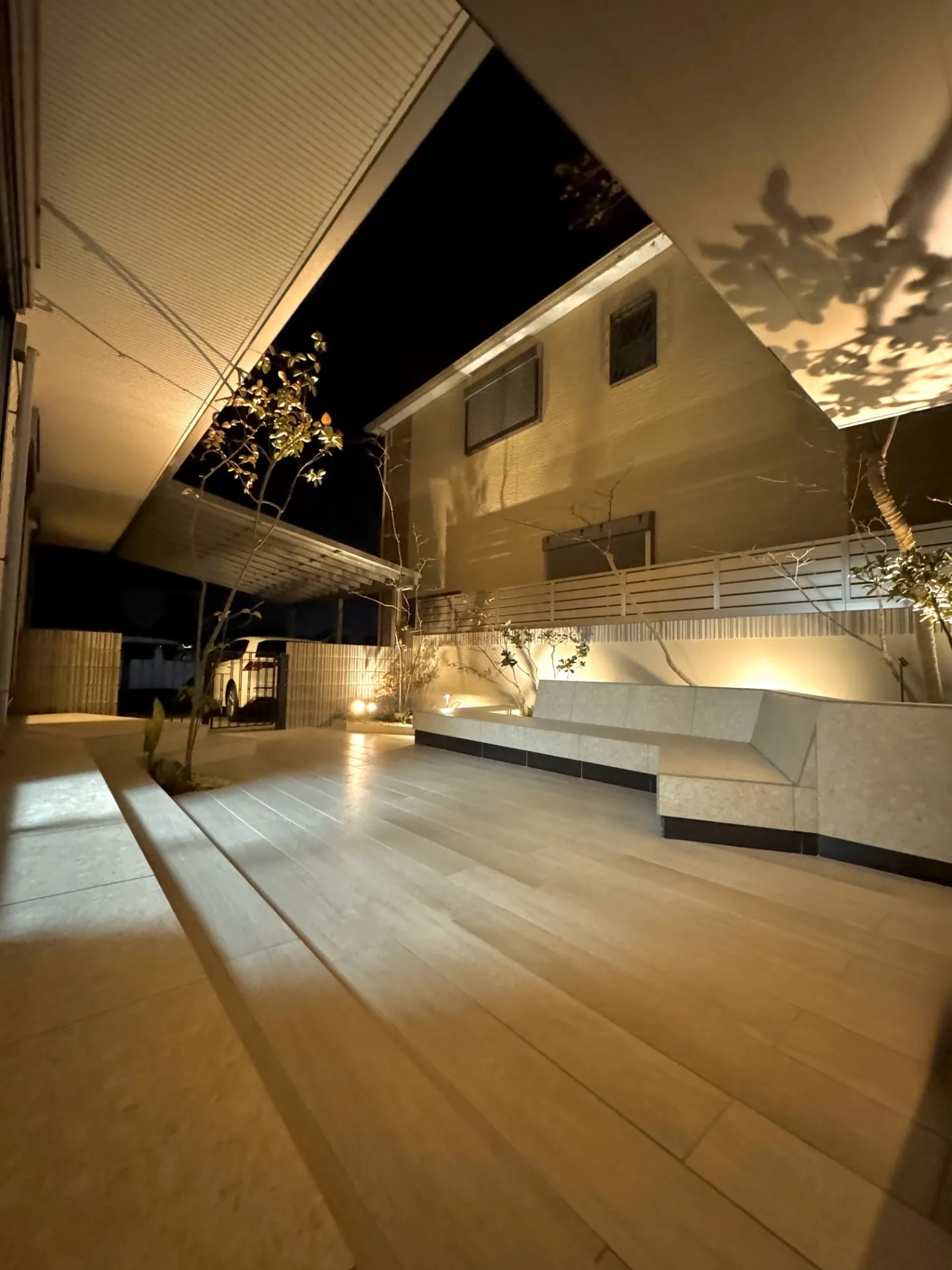 タイルテラスと木漏れ日ガーデン（夜景）| へーベルハウス