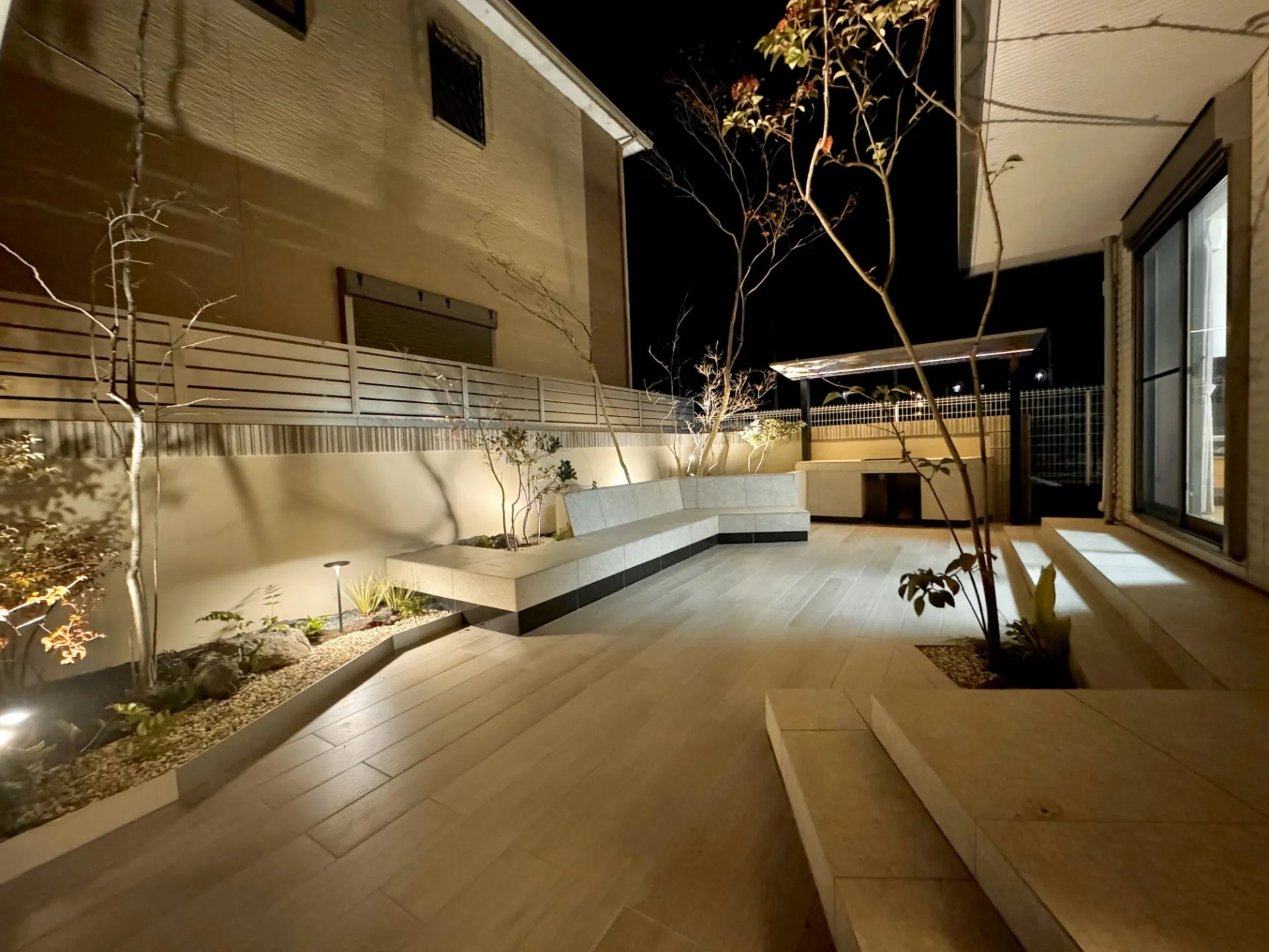 タイルテラスと木漏れ日ガーデン（夜景）| へーベルハウス