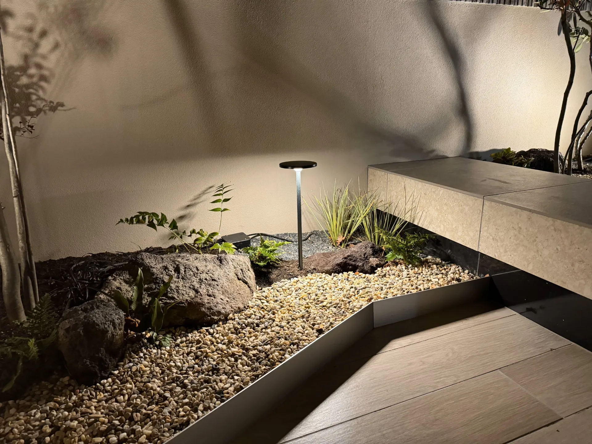 タイルテラスと木漏れ日ガーデン（夜景）| へーベルハウス