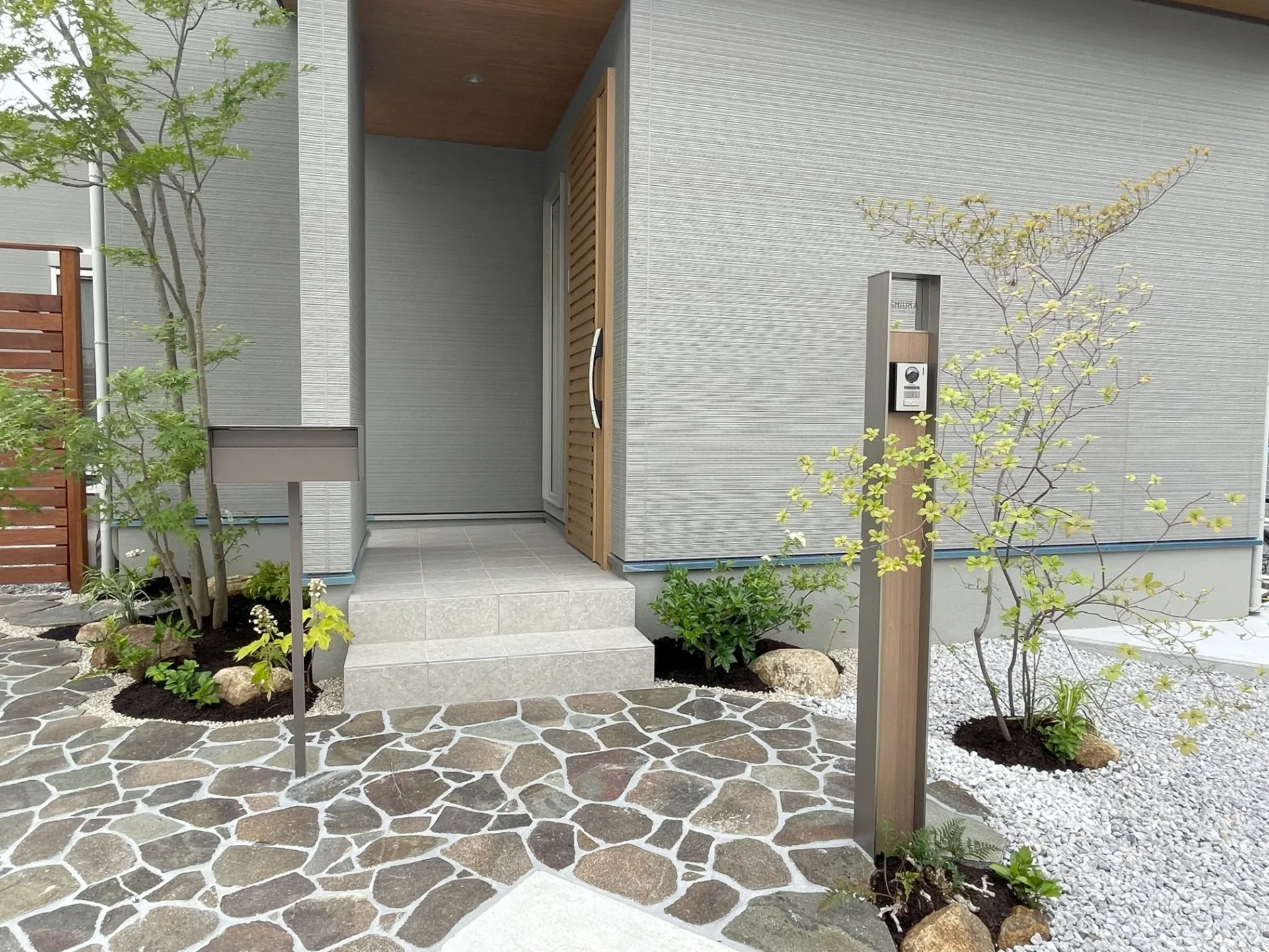 vol.17米原市｜和モダンでシンプルなグレートーンの新築デザイン外構｜MADURO STYLE × まごごろ住宅