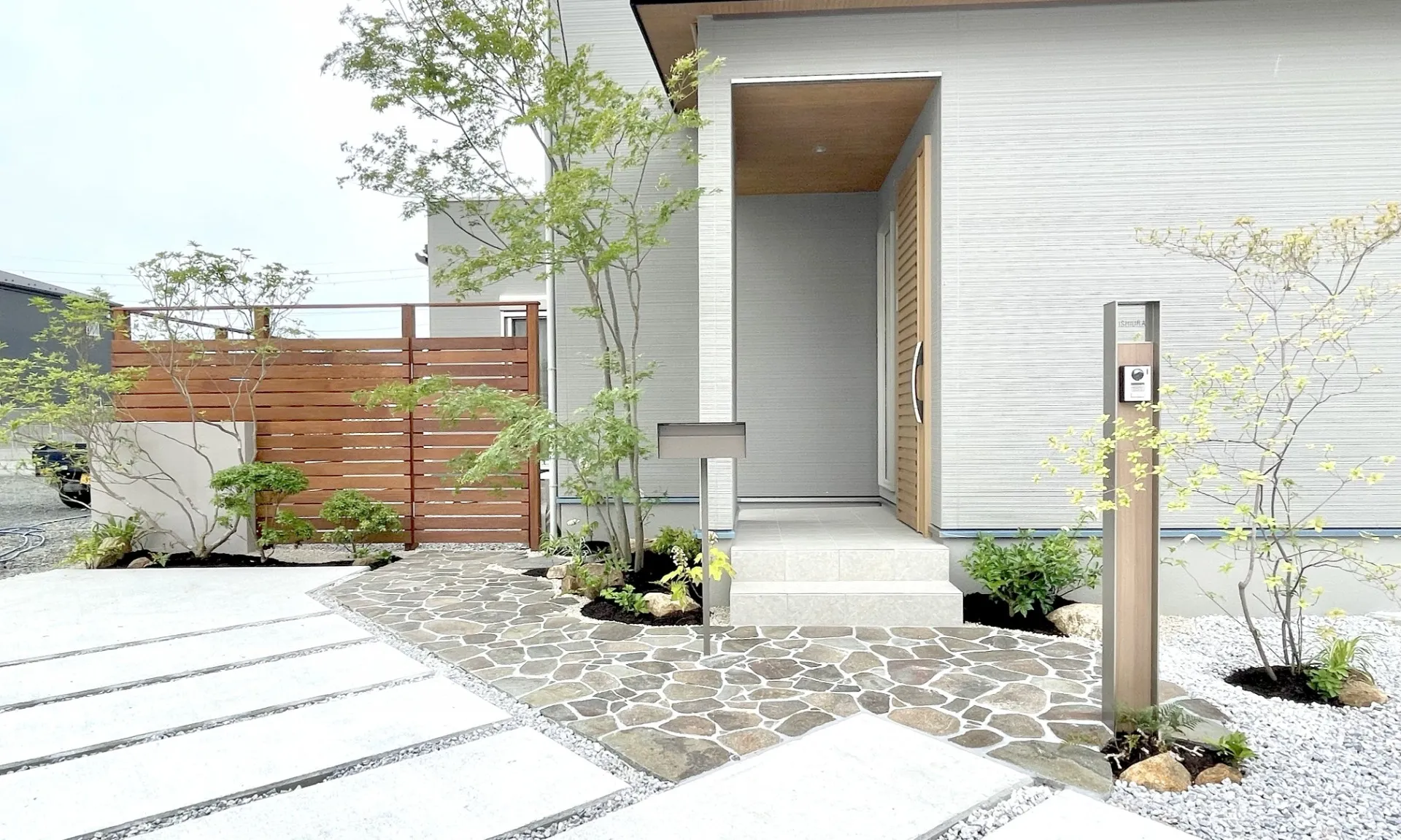 vol.17米原市｜和モダンでシンプルなグレートーンの新築デザイン外構｜MADURO STYLE × まごごろ住宅