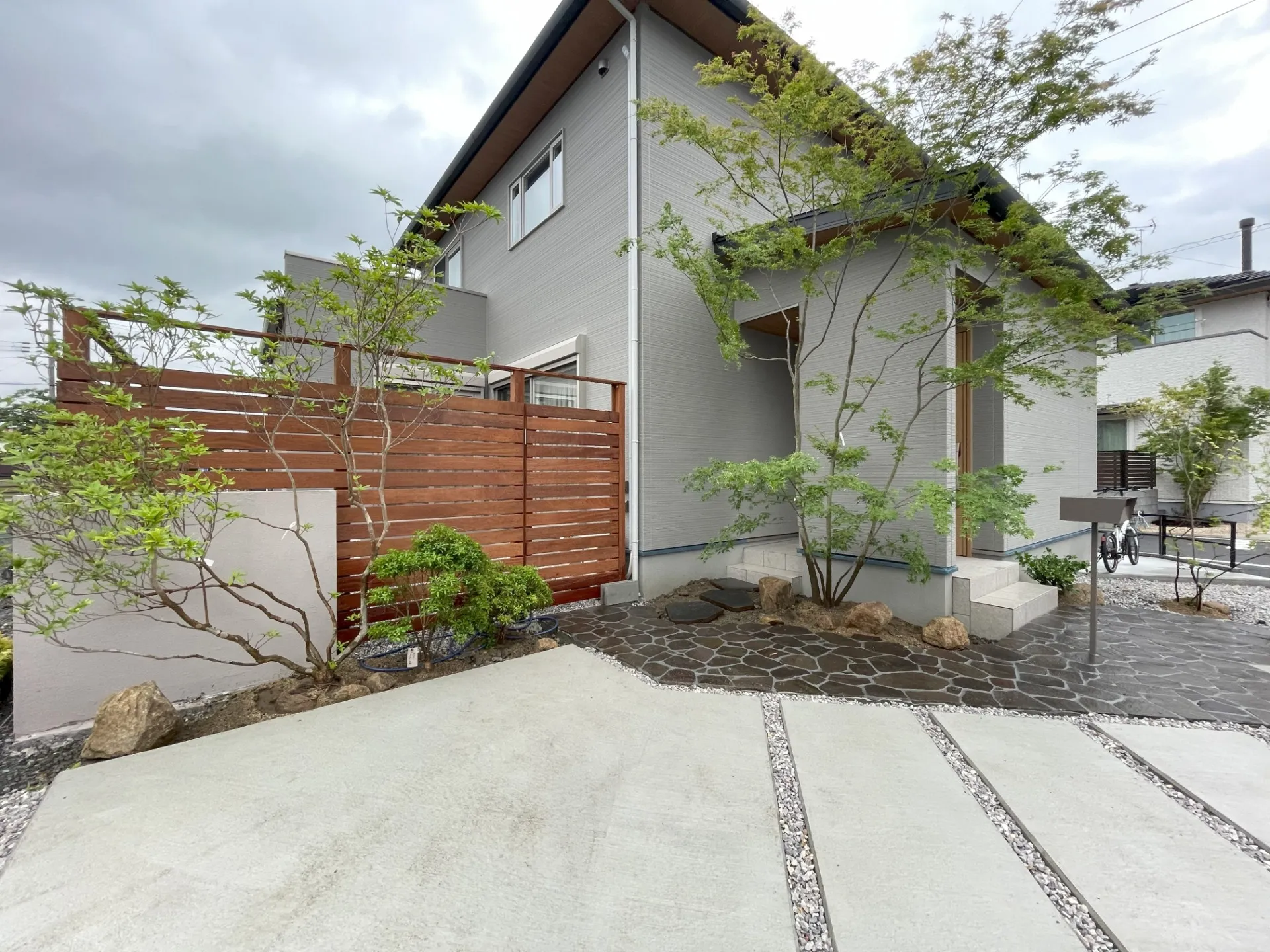 vol.17米原市｜和モダンでシンプルなグレートーンの新築デザイン外構｜MADURO STYLE × まごごろ住宅