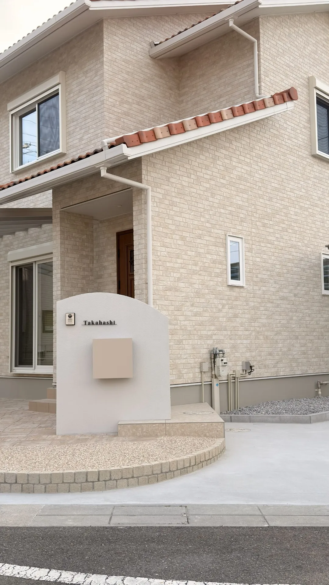 【施工事例】インターロッキング｜優しい雰囲気のベージュ系住宅に最適｜植栽はシンプルに｜近江八幡市｜滋賀｜外構｜エクステリア｜ガーデン｜庭一設計企画｜pino/niwaichi