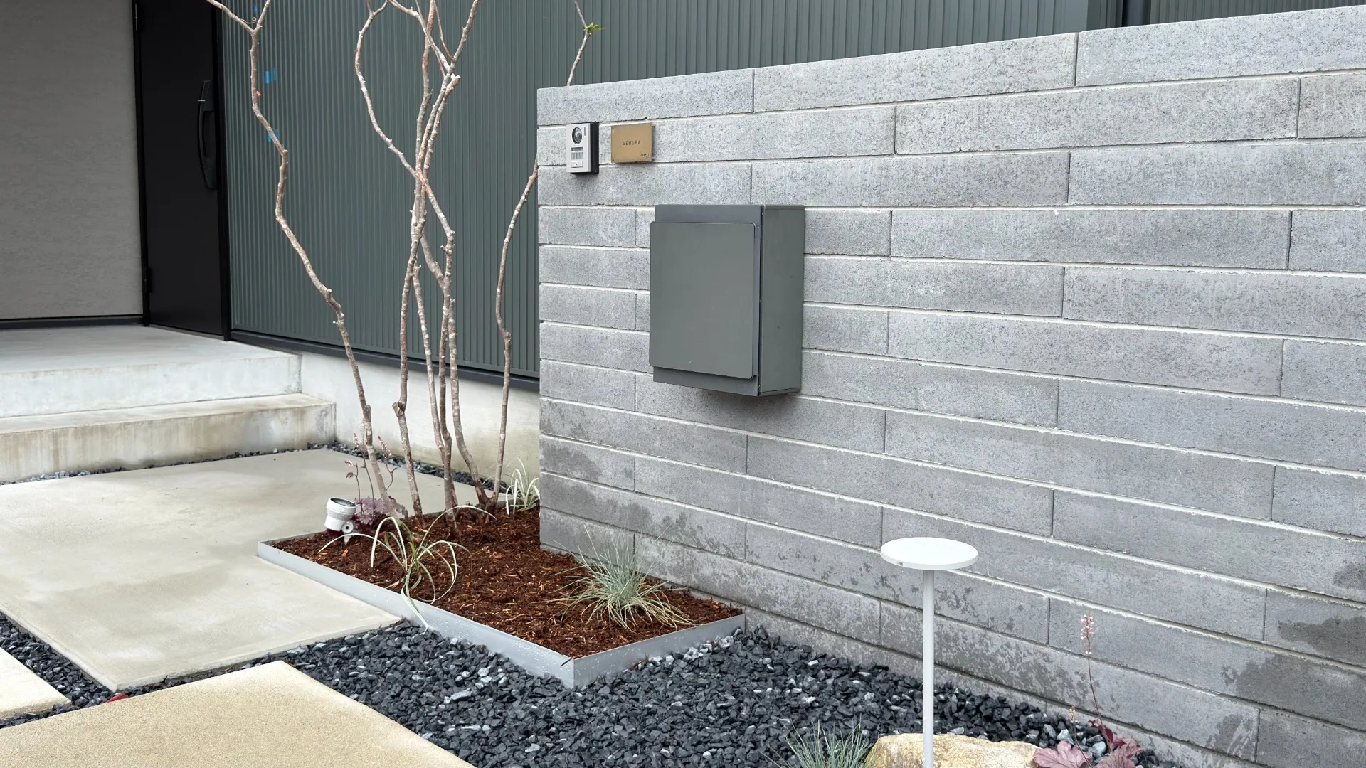 【門柱裏に水栓を設置】｜生活環を隠す立水栓のある外構｜住まいに寄り添う外構｜近江八幡市｜滋賀｜外構｜エクステリア｜ガーデン｜庭一設計企画｜pino/niwaichi