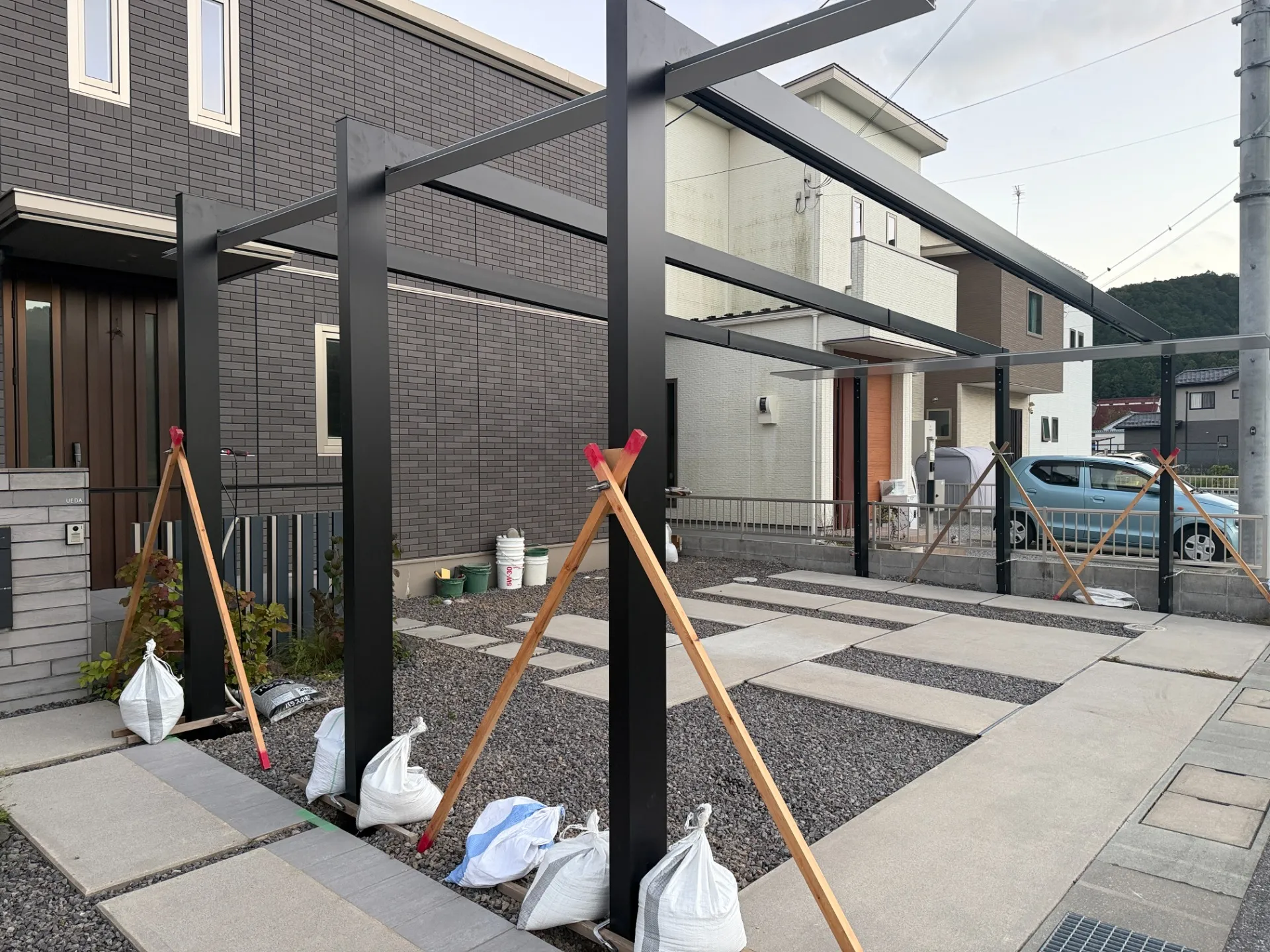 【東近江市】LIXILのカーポートSC施工中｜迫力あるカーポートが組みあがってきました｜滋賀の外構・エクステリア｜滋賀の外構・庭づくりなら庭一設計企画｜滋賀｜外構｜エクステリア｜ガーデン｜庭一設計企画｜niwaichi